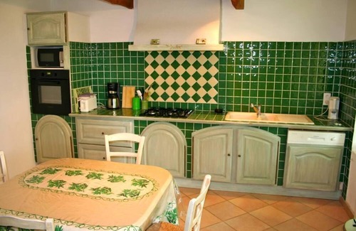 Jonquieres House | Apartment of character in a Provencal mas, on a wine farm. Very large park