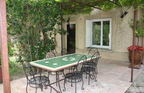 Jonquieres House | Apartment of character in a Provencal mas, on a wine farm. Very large park