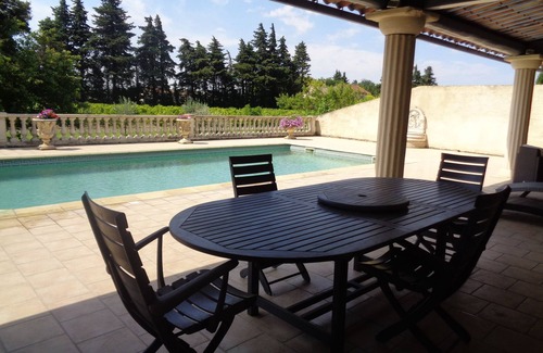 Jonquieres House | Apartment of character in a Provencal mas, on a wine farm. Very large park