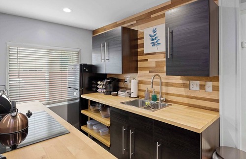 Barths Apartment | Apartment on 38th- Vibrant, Urban neighborhood