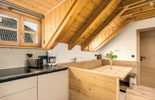 Casola Apartment | Apartment "Perfila Morgenrot" with Mountain View, Shared Garden & Wi-Fi