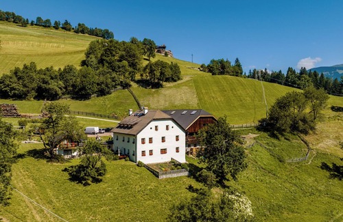 Casola Apartment | Apartment "Perfila Morgenrot" with Mountain View, Shared Garden & Wi-Fi
