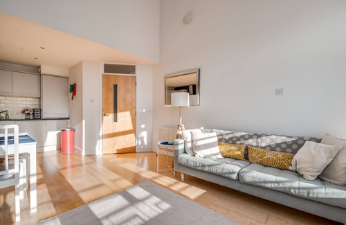 Belfast Central District Apartment | Apartment-Private Bathroom-Balcony