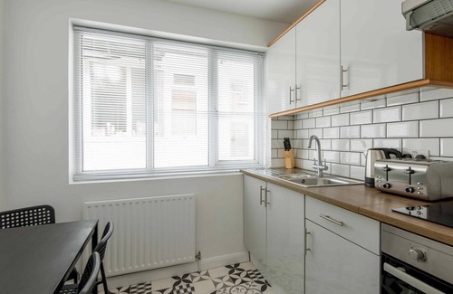 Childs Hill Apartment | Apartment-Private Bathroom-2 Bedroom