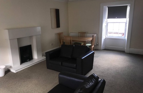 Cumbernauld Apartment | Apartment-Private Bathroom