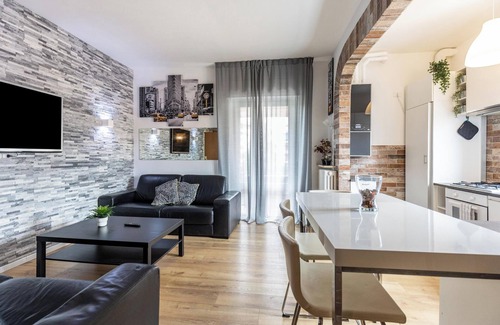 Borgo Venezia Apartment | Apartment "Queen East Verona" with Mountain View, air conditioning, Wi-Fi & Balcony