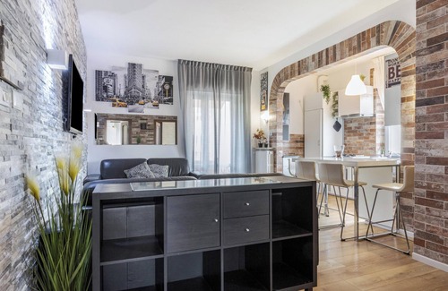 Borgo Venezia Apartment | Apartment "Queen East Verona" with Mountain View, air conditioning, Wi-Fi & Balcony