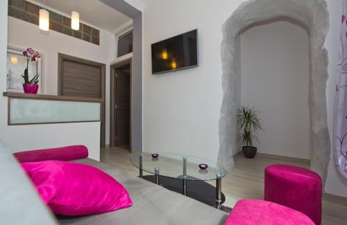 Spadici Apartment | Apartment Radiant Orchid