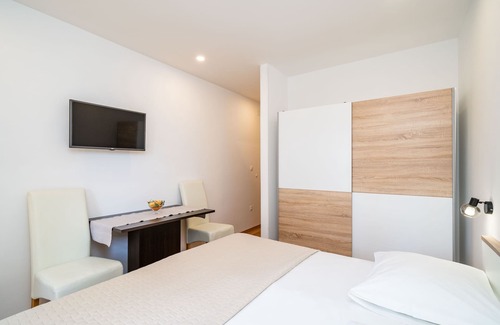 Srebreno House | Apartment & Rooms Papa - Standard Double Room with Balcony and Partial Sea View