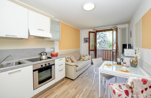 Carisolo Apartment | Apartment 'Rosa delle Dolomiti Bilocale1' with Mountain View & Shared Sauna