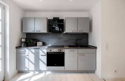 Stadtbezirk Nord Apartment | Apartment 'Saale Fewo Mit Burgblick' with Lake View, Shared Garden and Wi-Fi