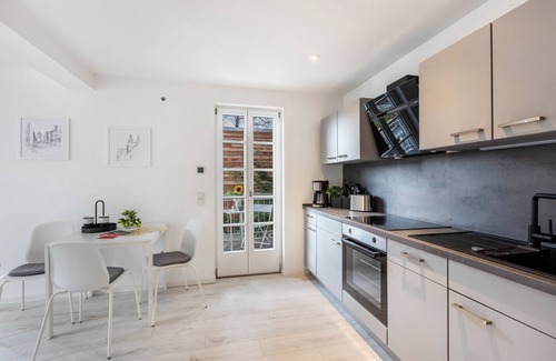 Stadtbezirk Nord Apartment | Apartment 'Saale Fewo Mit Burgblick' with Lake View, Shared Garden and Wi-Fi