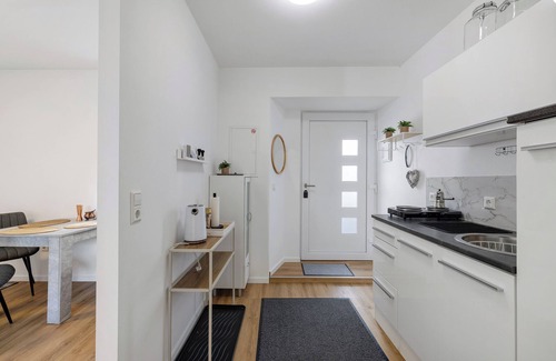 Ebingen Apartment | Apartment 'Schöne Garten' with Mountain View, Wi-Fi and Air Conditioning