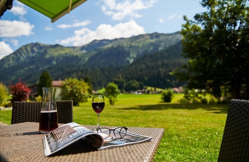 Klosters-Serneus Apartment | Apartment 'Serina A' with Private Terrace and Wi-Fi