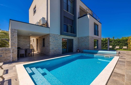 Njivice Apartment | Apartment SIORA with heated pool