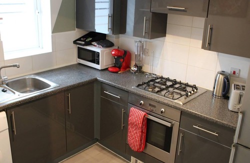 Chadwell Apartment | Apartment - Sleeps 4 - Garden - Parking