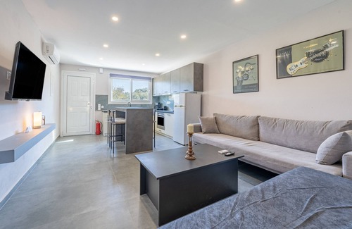Molos Apartment | Apartment 'Starry Sky Luxury 2' with Shared Terrace, Wi-Fi and Air Conditioning