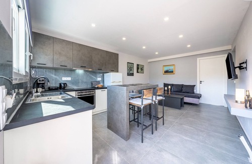 Molos Apartment | Apartment 'Starry Sky Luxury 2' with Shared Terrace, Wi-Fi and Air Conditioning