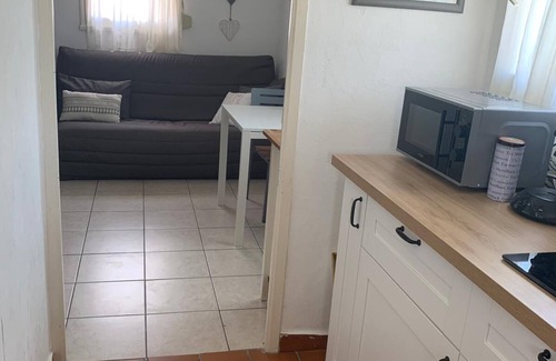 Belcodene Apartment | Apartment/studio, 2/3 people, with swimming pool between Aix and Marseille, quiet