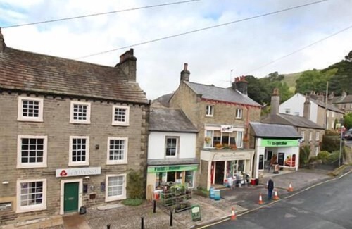 Giggleswick Apartment | Apartment Studio Ensuite with Shower & Garden View at Linton Court Coach House