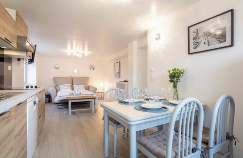 Benodet Apartment | Apartment 'T2 Avec Jardin' with Shared Garden and Wi-Fi
