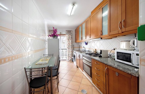 Gafanha da Nazare Apartment | Apartment 'T2 Perto Da Praia' with Shared Terrace and Wi-Fi