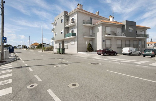 Gafanha da Nazare Apartment | Apartment 'T2 Perto Da Praia' with Shared Terrace and Wi-Fi