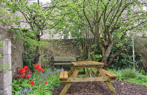 Central Aberdeen Apartment | Apartment To Suit All! Perfect Location With Easy Access To Centre Of Town