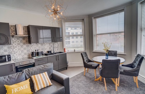 Colwyn Bay Apartment | Apartment Twin Ensuite at Beachmount Holiday Apartments