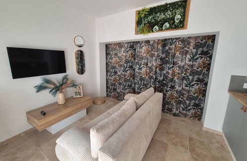 Taillades Apartment | Apartment 'Une Parenthèse En Luberon' with Private Garden, Wi-Fi and Air Conditioning