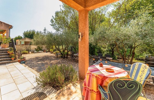 Vallabrix Apartment | Apartment 'Villabrix Near Uzès' with Wi-Fi