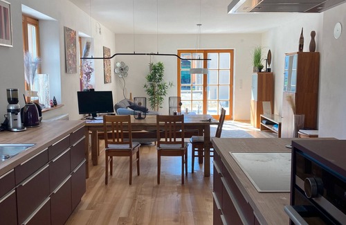 Holzheim a. Forst Apartment | Apartment 'Wein' with Private Terrace, Shared Garden and Wi-Fi