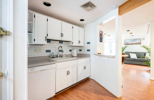 Weston Cottage | Apartment with 2 Bedroom 2 Bathrooms inside house