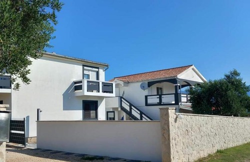 Podgradina Apartment | Apartment with a pool mountainview near the sea!