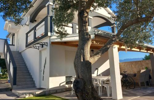 Podgradina Apartment | Apartment with a pool mountainview near the sea!