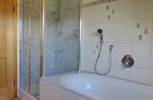 Windach Apartment | Apartment with balcony, quiet, all-round view of the countryside, 3km from Lake Ammer