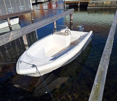 Spangereid Apartment | Apartment with boat
