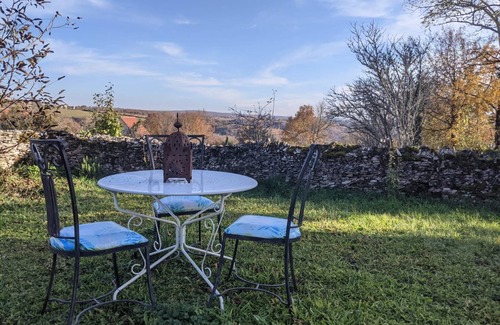 Rocamadour Apartment | Apartment with garden and pool near fabulous sights
