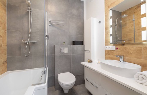 Sosnowiec Apartment | Apartment With Garden by Renters