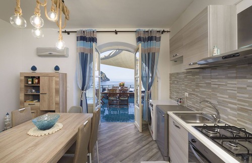 Santa Flavia Apartment | Apartment with seafront terrace (Kafara Beach)