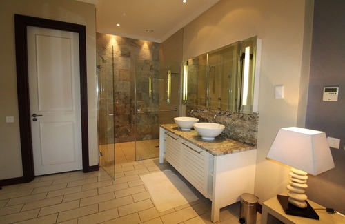 Eden Island Apartment | apartment with terrace and garden, feet in the water!