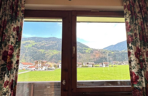Zell am Ziller Apartment | Apartment 'Zillertal Arena 6er' with Mountain View, Balcony and Wi-Fi