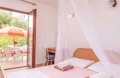 Stari Grad Apartment | Apartments 1000 Flowers no8-apartment for 5 person