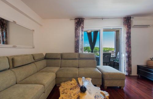 Dugis Apartment | Apartments Duki - sea view