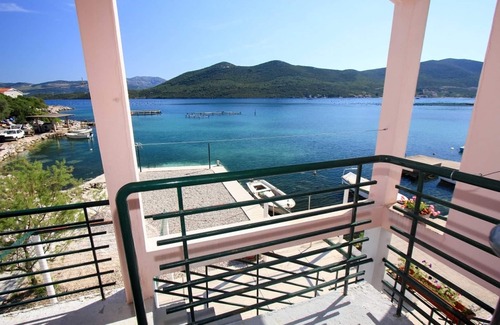 Putnikovic Apartment | Apartments Ereš Zuronja-One-Bedroom Apartment with Sea View 2