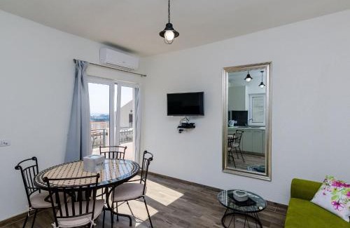 Gruz Apartment | Apartments Life - One Bedroom Apartment with Balcony and Sea View