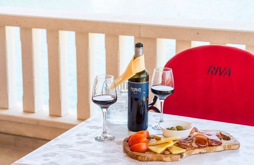Krucica Apartment | Apartments Melany - One Bedroom Apartment with Shared Terrace and Sea View