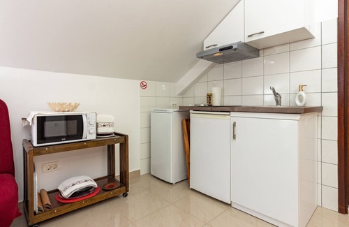Znjan House | Apartments Song