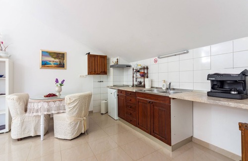Znjan House | Apartments Song