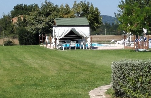 Torgiano Apartment | Apartments with swimming pool near Assisi. WIFI, organic garden and complimentary wine.